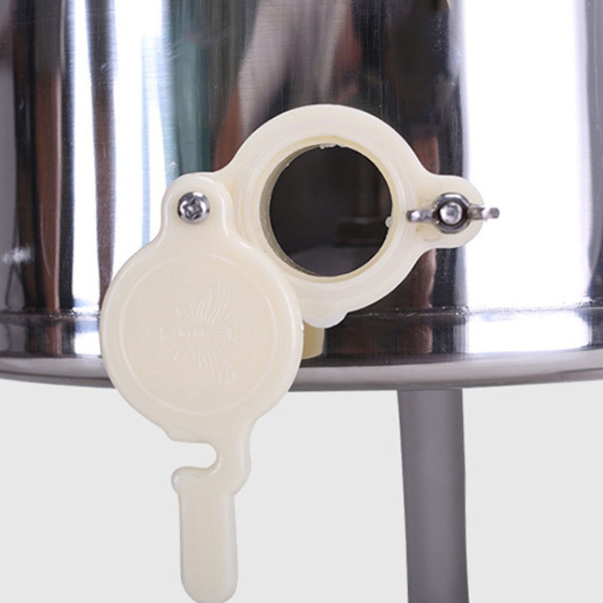 Clear lid and adjustable stand on Ø40×65 cm stainless extractor; 25 cm clearance for buckets under the gate