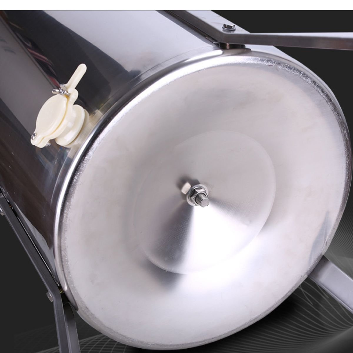 Thickened stainless steel bottom with seamless one-piece barrel and built-in large-flow honey gate for clean draining