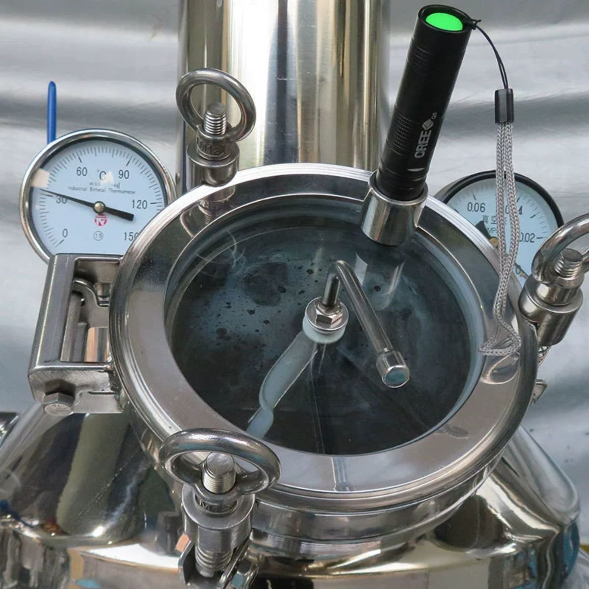 Sight glass of honey vacuum concentrator with PT100 probe, temperature gauge, and vacuum gauge for low-temp concentration — BuzzBeeEquip